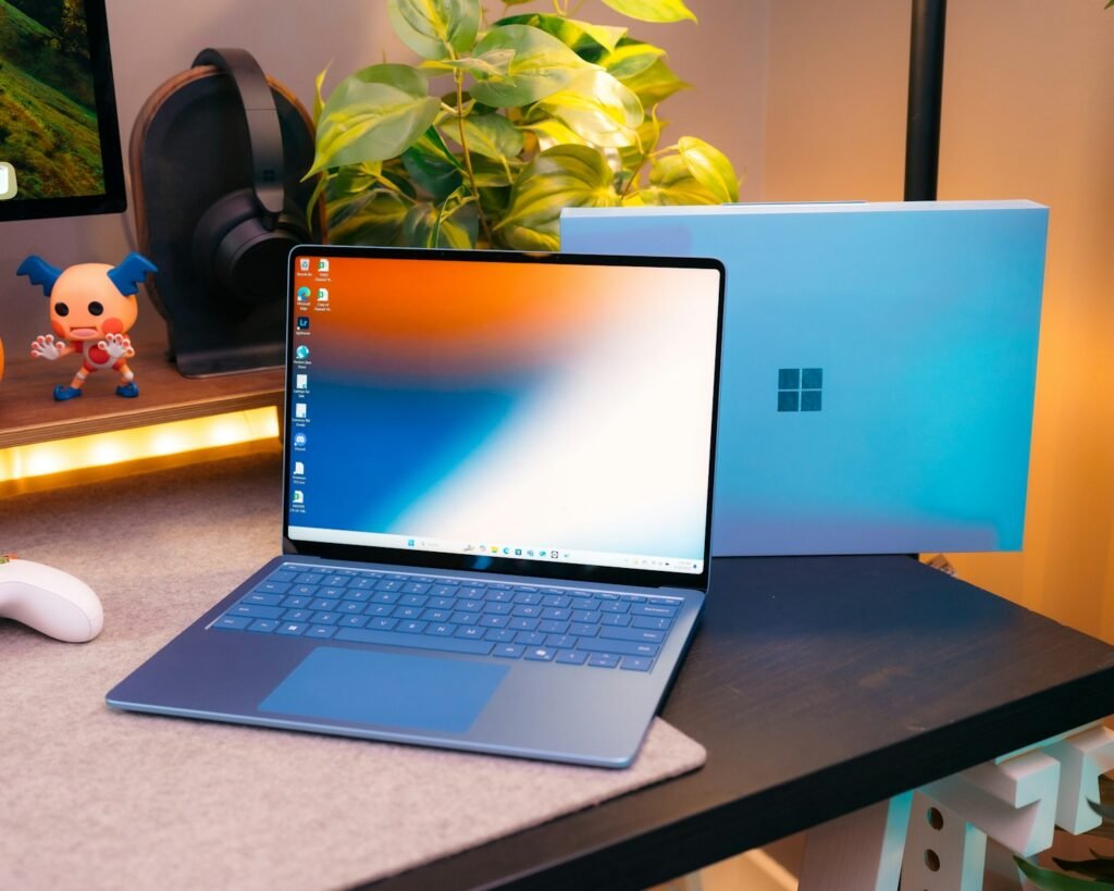 Unleashing AI Power in Outlook: What’s Next? 6 A laptop computer sitting on top of a desk